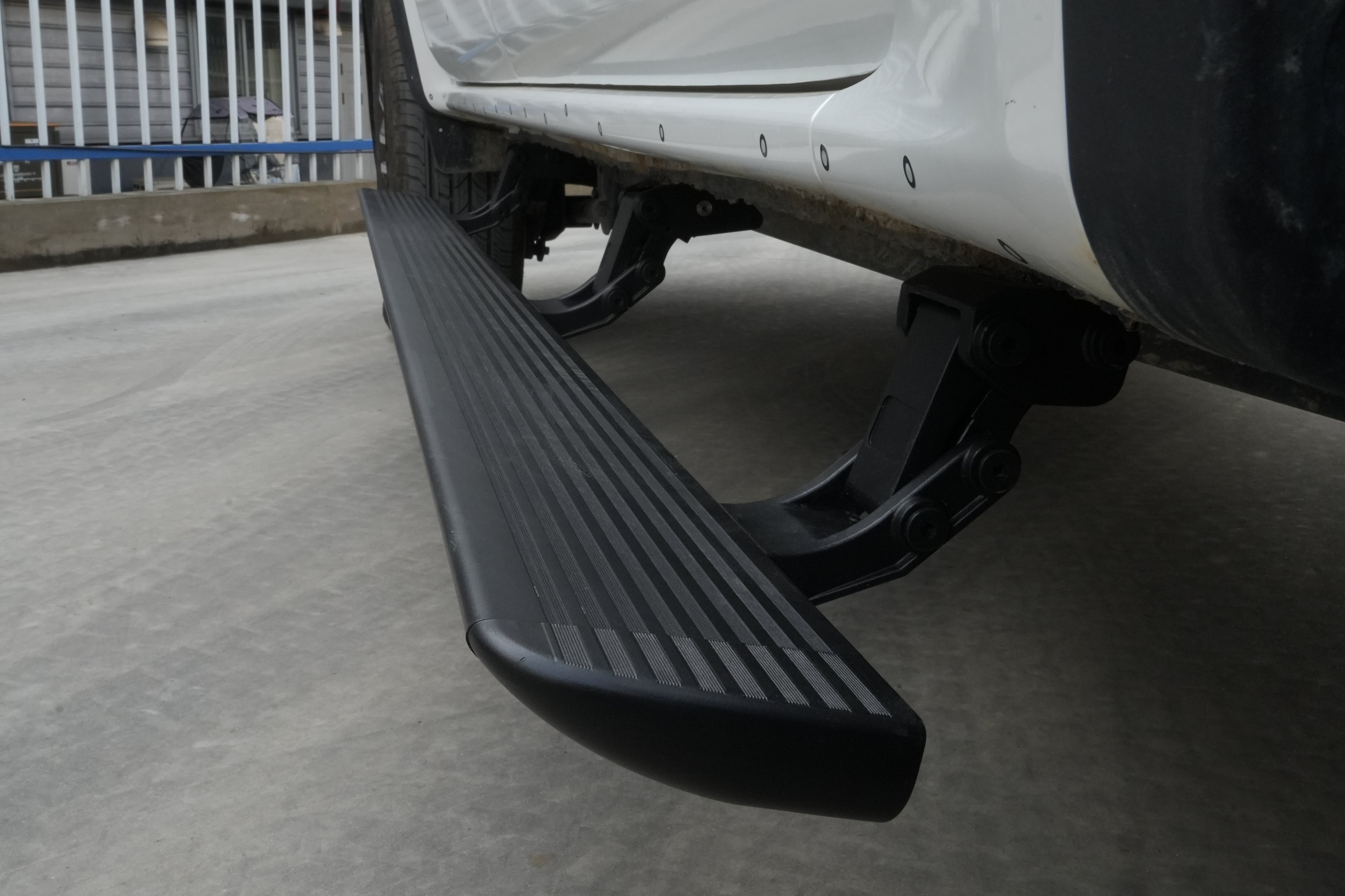 Aluminum Alloy Electric Running Boards for Trucks & SUVs - Auto Retractable Car Side Steps | Non-Slip & Durable (Fits Most South American Vehicles)